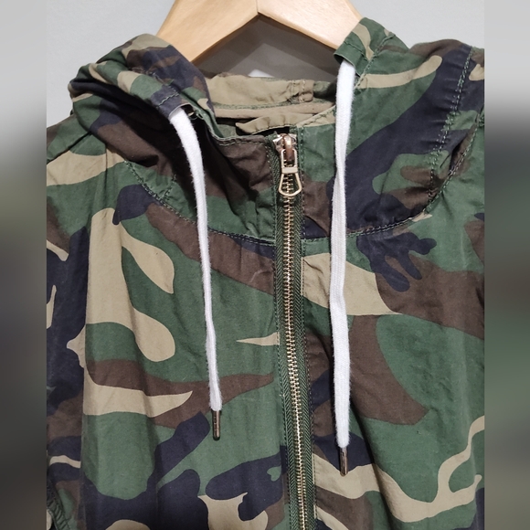 Forever 21 Women's Green Camo Utility Hooded Jacket, Full Zip, Pockets, Size 1X - Picture 4 of 9